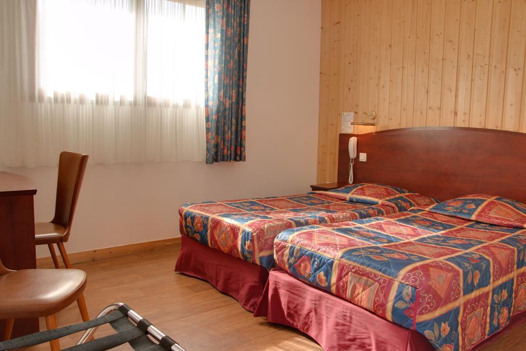 Le Chalet De La Foret Hotel 3 Etoiles Et Restaurant Vierzon Rum bild